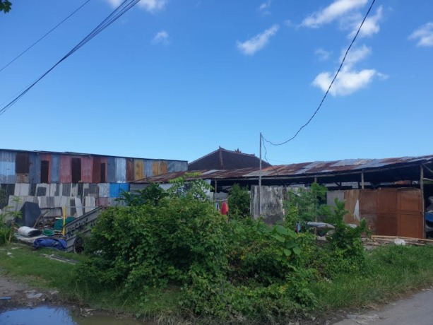 TAK SESUAI: Alamat WNA MZ di KTP ditulis di Jalan Kerta Dalem Sari IV No.19 Sekar Kangin, Sidakarya, Denpasar Selatan ternyata bukan rumah tapi lahan kosong yang dimanfaatkan pemulung, kemarin (9/3/2023) Foto: Ni Kadek Novi Febriani/Radar Bali