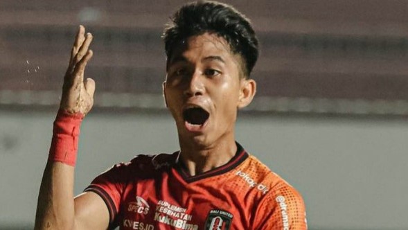 DARAH MUDA, DARAH SEGAR : Made Tito tak ingin larut dalam pujian usai mencetak gol ke gawang Persis Solo. Dia memilih menyiapkan diri semaksimal mungkin bersiap menghadapi laga melawan Persikabo. (foto: media bali united)