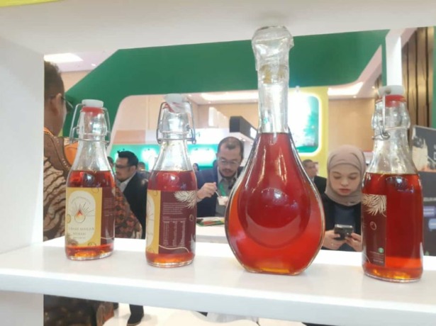 DIPAMERKAN: Salah satu contoh minyak makan merah yang dipamerkan ditengah Konferensi IOPC ke-7 di hotel BNDCC Nusa Dua Bali, 14-16 Maret 2023.