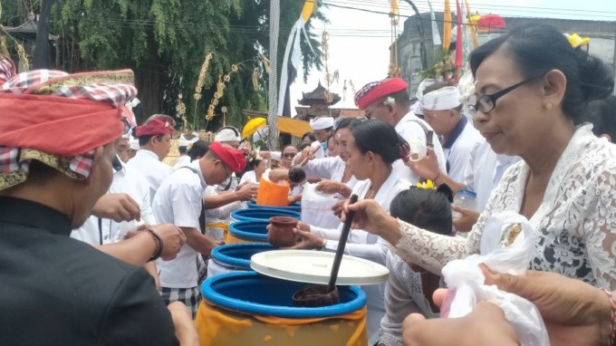 UNIK: Suasana warga Tabanan yang mengambil air atau nunas Tirta tawur kesanga.