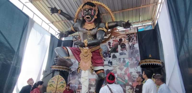 MOMEN EKSPLORASI IDE: Tim Dewan Juri Lomba tingkat ogoh-ogoh di Kabupaten Tabanan yang melakukan penilaian di ST Eka Putra Adnyana di Banjar Adat Malkangin, Desa Peken Tabanan. (juliadi/radar bali)