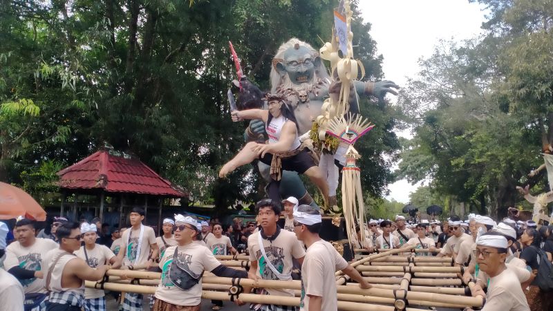 BUTHA KALA: Suasana pawai ogoh-ogoh di tingkat Kabupaten Tabanan yang digelar Desa Adat Kota Tabanan. Foto: Juliadi/Radar Bali.