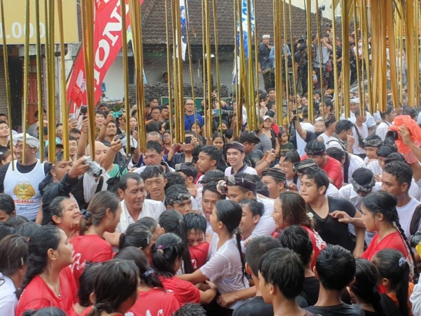 AJANG SILATURAHMI:  Tradisi Omed-omedan Banjar Kaja Sesetan yang selalu diselenggarakan usai Hari Raya Nyepi, Kamis (23/3) . Ni Kadek Novi Febriani/Radar Bali
