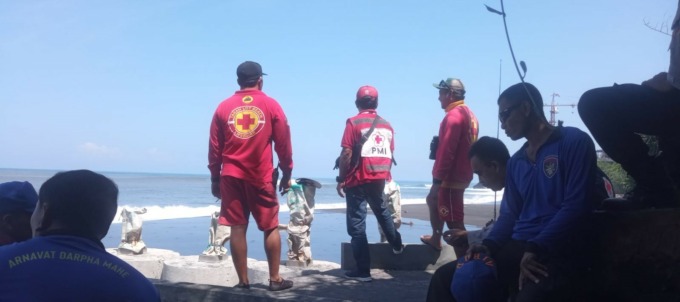DALAM PENCARIAN : Suasana pencarian I Ketut Suka oleh petugas aparat kepolisian Polsek Kediri, PMI, Polair Polres Tabanan dan balawista Tanah Lot di sekitar Pantai Nyanyi Desa Beraban, Kediri Tabanan (foto:istimewa).