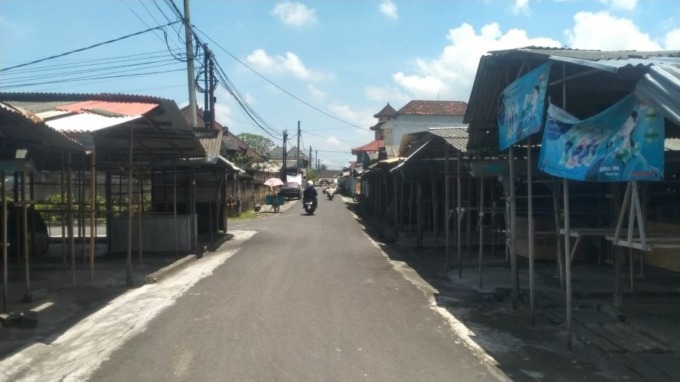 SEPI: Suasana Pasar Kodok sentra penjualan baju bekas impor di Tabanan sudah tutup berhari-hari. (Juliadi)