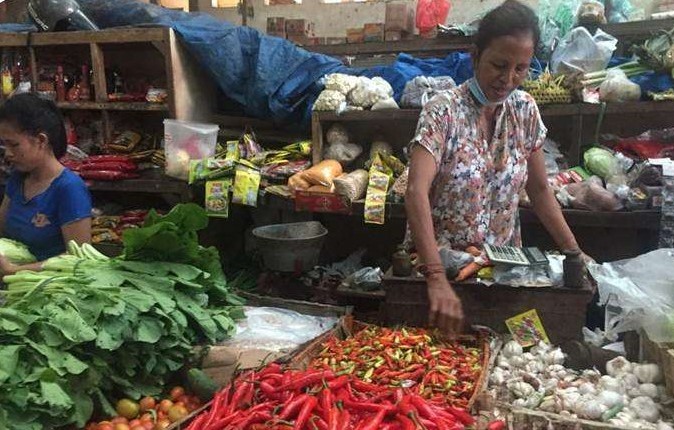 PERLU PULUHAN MILIAR : Suasana Pasar Mentigi, Kecamatan Nusa Penida, Klungkung, beberapa waktu lalu. Untuk merehab diperlukan dana puluhan juta. (foto: humas pemkab klungkung)