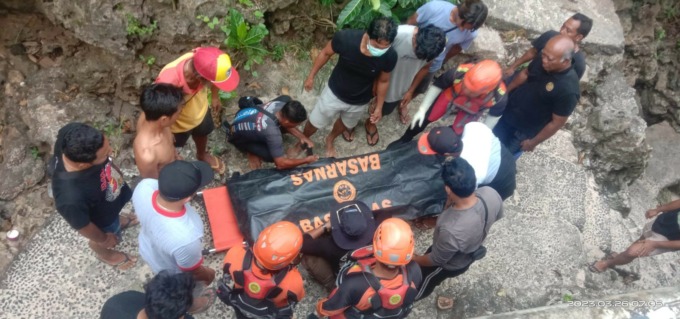 EVAKUASI: Basarnas dan warga mengevakuasi jenazah I Wayan Redita, pemancing yang ditemukan tewas di labuan siat Uluwatu, Kuta Selatan.