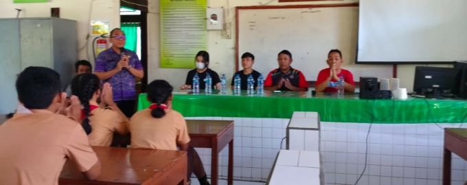 AJAK SALURKAN BAKAT : Pertina Buleleng gelar sosialisasi olahraga tinju ke SMPN 4 Singaraja untuk menyalurkan bakat tinju mereka. (foto: pertina buleleng)