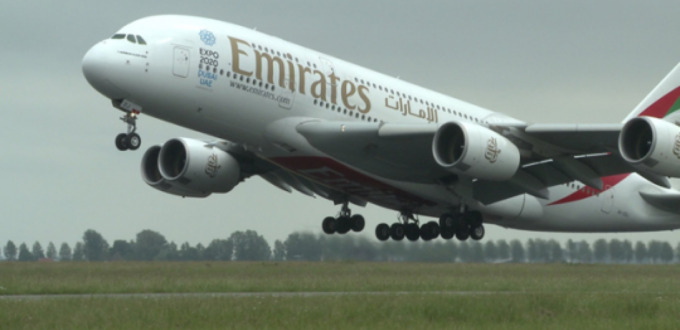 TAMBAH RAMAI: Bandara internasional I Gusti Ngurah Rai akan diramaikan dengan pesawat berbadan besar milik maskapai Emirates dari pabrikan Airbus A380 mulai Juni depan.