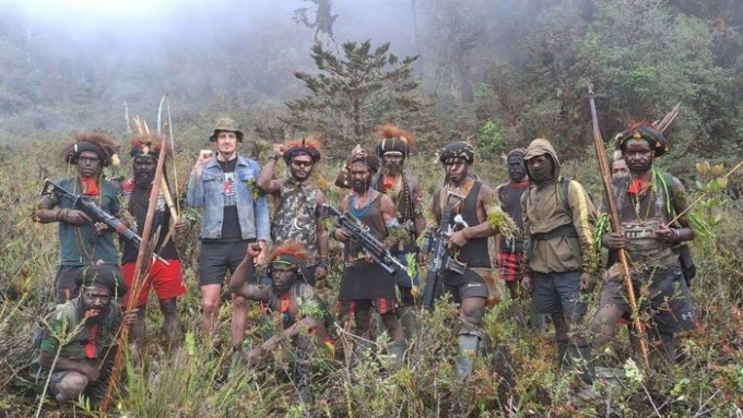 DIPAKAI JAMINAN: Pilot Susi Air Philip Mark Mehrtens diperlihatkan ke publik ditengah hutan bersama kelompok KKB dengan senjata lengkap.