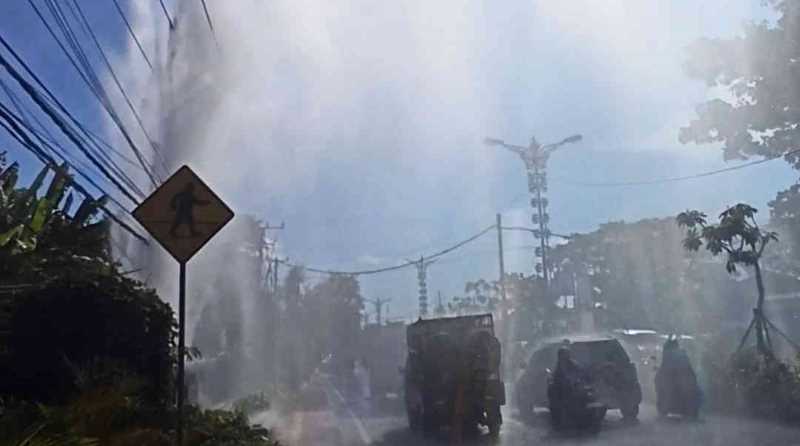 GARA-GARA PIPA BOCOR: Kebocoran pipa air minum mendadak menjadi air mancur dadakan yang menjadi pemandangan oleh pengendara yang melintas di kawasan Bypass Ngurah Rai, Sabtu(18/3/2023)