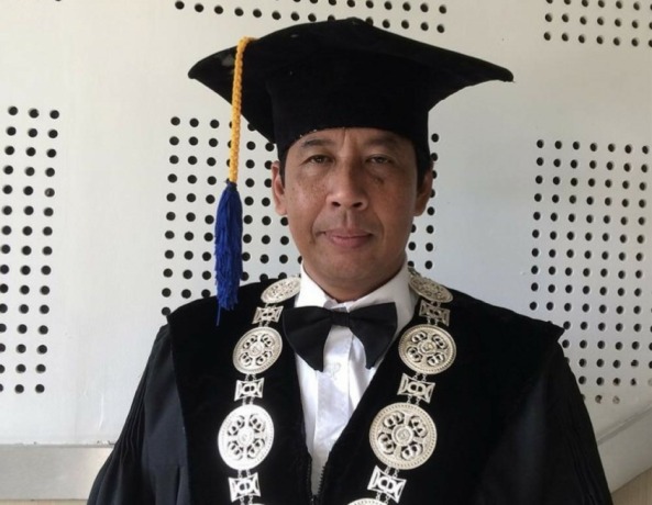 DICEKAL: Rektor Universitas Udayana Prof. Antara dan mantan rektor Raka Sudewi dicekal