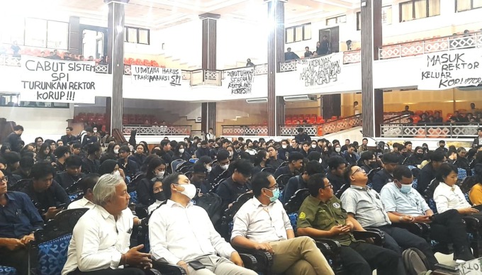 SERBA HITAM : Mahasiswa Unud menyampaikan isi hatinya dengan pakaian serba hitam, poster, menyampaikan rasa kecewa terhadap Rektor Prof. I Nyoman Gde Antara M.Eng yang jadi tersangka korupsi dana SPI .(foto:istimewa)