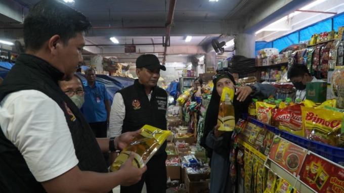 JAGA STABILITAS: : Plt Kasat Reskrim Polresta Denpasar AKP Wiastu Andre pimpin monitoring pedagang pasar Badung, Senin 20 Maret 2023 lalu.