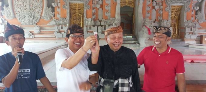 PENGGALIAN DANA: Penglingsir Puri Satria Anak Agung Ngurah Oka Ratmadi alias Cok Rat bersama Sekda Badung I Wayan Adi Arnawa saat membuka Turnamen Ceki di Wantilan Desa Adat Sedang, Abiansemal, Kamis (23/3).