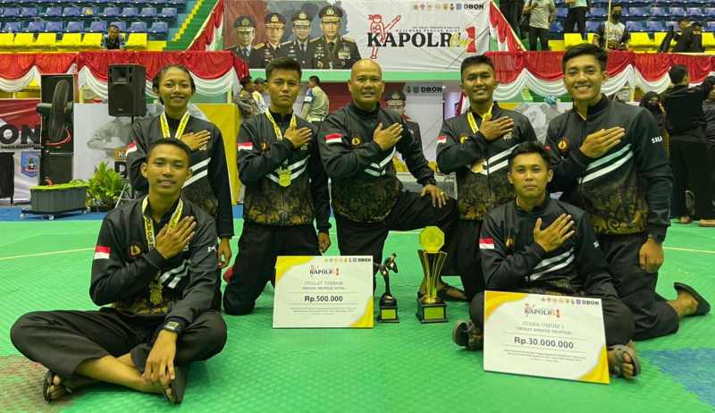 JUARA UMUM: Tim silat Kontingen Polda Bali. (foto:istimewa)