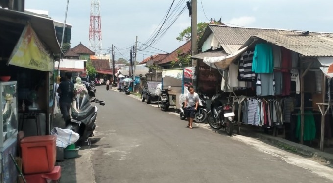 DIBERI WAKTU JUALAN : Suasana Pasar Kodok Tabanan penjualan baju bekas yang sudah mulai buka kembali setelah sempat tutup. (foto:juliadi/radar bali)