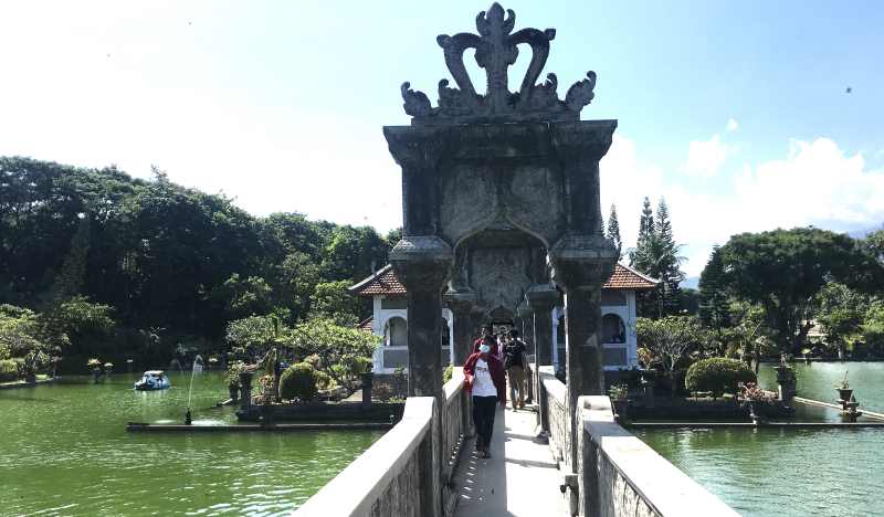 PUNYA SEGMEN SENDIRI : Taman Soekasada alias Taman Ujung di Desa Tumbu yang menjadi salah satu destinasi favorit wisata sejarah di Karangasem. (zulfika rahman/radar bali)