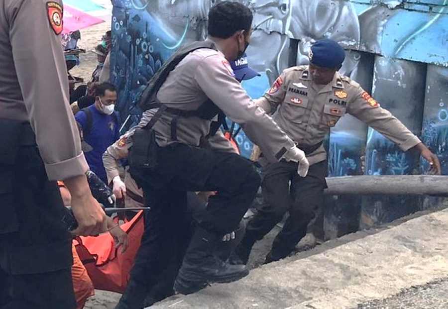 DIEVAKUASI : Proses evakuasi jenazah I Ketut Suja warga Desa Beraban, Kediri yang ditemukan di Pantai Batu Mejan, Canggu, Badung(foto:istimewa).