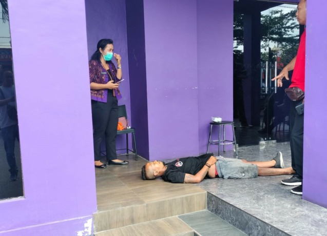 TAK BERNYAWA: Agus Sudarma, 33, ditemukan tewas di depan pintu masuk Cafe Blue Star di Sidakarya, Denpasar Selatan saat hendak Pulang, Jumat 31 Maret 2023.