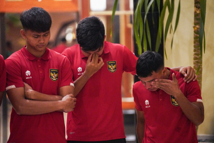 KORBAN POLITISI, PARPOL, ORMAS : Pemain timnas U-20 tak kuasa menahan tangis setelah dikabarkan Indonesia batal menjadi tuan rumah Piala Dunia U-20 2023 (foto: PSSI)