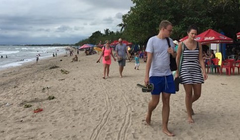 DALAM PANTAUAN : Suasana Pantai Kuta dengan pelancong asing. Untuk mencegah masalah yang meningkat belakangan ini Tim Pengawasan Orang Asing (Tim Pora) Badung terus melakukan pemantauan. (foto:dok.radar bali)