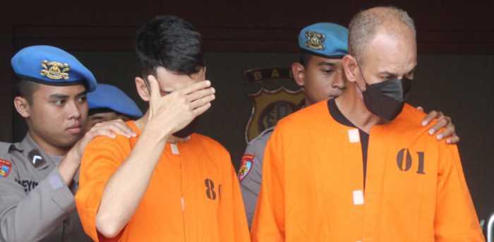 TUTUPI  WAJAH : Warga Aljazair dibui karena kasus pencurian di Bandara Ngurah Rai. (foto:adrian suwanto/radarbali).