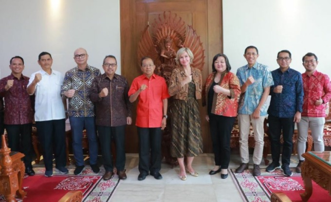 DIPLOMASI INTERNASIONAL: Gubernur Bali, Wayan Koster saat menerima Kepala Perwakilan Indonesia dan Timor Leste, Satu Kahkonen di Jaya Sabha, Rabu (29/3).