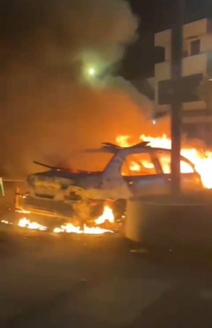 Sekelompok orang tak dikenal menyerang dan merusak rumah jabatan (Rujab) Kapolda NTT dan merobohkan Pos PAM Idul Fitri. Mereka juga membakar satu unit mobil patroli milik Satlantas dan satu unit sepeda motor. (foto tangkapan layar)