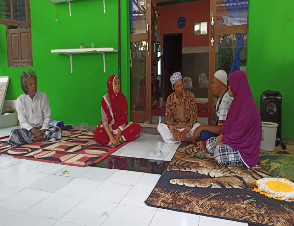 Suasana kediaman mendiang UM di Lingkungan Ujung Pesisi, Desa Tumbu, Kecamatan Karangasem, sesaat setelah dimakamkan, Sabtu (15/4). (Foto Zulfika Rahman)