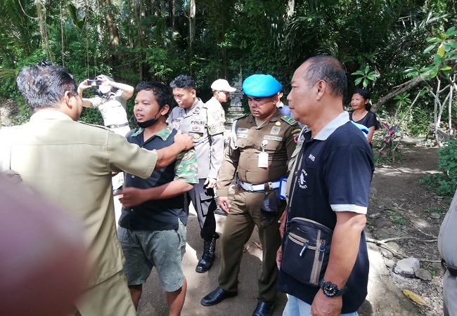 IWS saat diamankan pihak Satpol PP Karangasem, Senin (10/4). Dia dibawa petugas ke RSJ Bangli untuk mendapat penanganan. (Foto Zulfika Rahman)