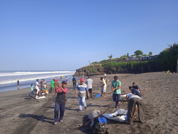 Keluarga Besar Sektor Pelayanan Sharon GPIB Maranatha Denpasar, menggelar aksi bersih-bersih di Pantai Yeh Gangga, Kabupaten Tababan, Bali, Sabtu (22/4) pagi. (foto donny tabelak)