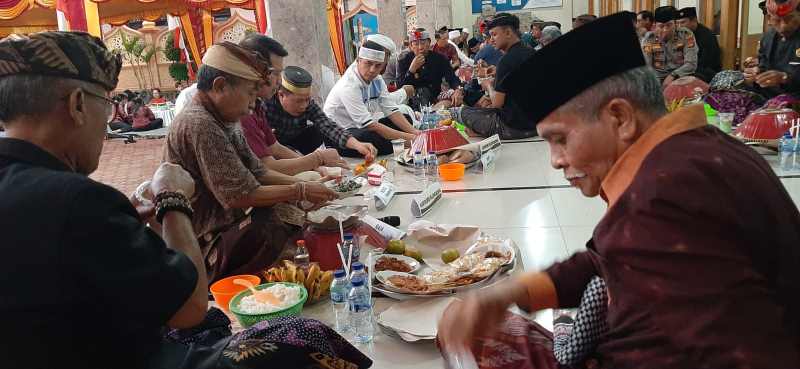 INDAHNYA HARMONI WARGA KLUNGKUNG :  Buka puasa umat Islam di Desa Kampung Gelgel, Klungkung. Tampak warga Hindu dan Islam asyik bersama menikmati hidangan. (foto:dewa ayu pitri arisanti/radar bali).