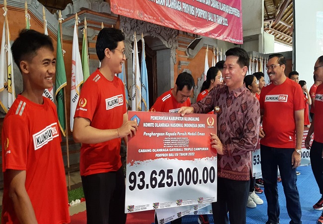 Bupati Klungkung, I Nyoman Suwirta menyerahkan bonus kepada atlet peraih medali di Porprov Bali 2022 secara simbolis di Balai Budaya Ida Dewa Agung Istri Kanya, Senin (3/4) kemsarin. (Foto: DEWA AYU PITRI ARISANTI)