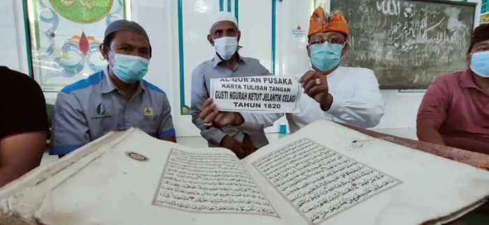 BERSEJARAH: Alquran tua yang tersimpan di Masjid Agung Jami’ Singaraja. Alquran itu ditulis I Gusti Ngurah Ketut Jelantik Celagi yang notabene keturunan Raja Buleleng.(foto:dok.radar bali)