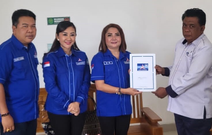 TEKANAN DI TAHUN POLITIK : Ketua DPC Demokrat Buleleng Luh Gede Herryani (dua dari kanan) serahkan pernyataan sikap pada panitera. (Foto: Eka Prasetya/Radar Bali)