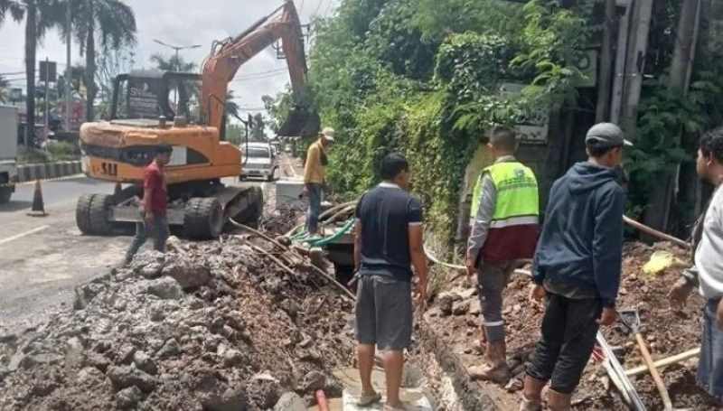 DITUNTASKAN : Pengerjaan penambahan saluran gorong-gorong di kawasan Jalan Taman Giri, Kelurahan Benoa telah dikerjakan.[istimewa]