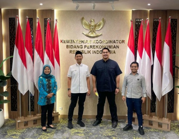 ANAK MUDA: Dito Ariotedo (dua dari kanan) saat sebelum ditunjuk menjadi Menpora adalah staf ahli Menko Perekonomian RI.