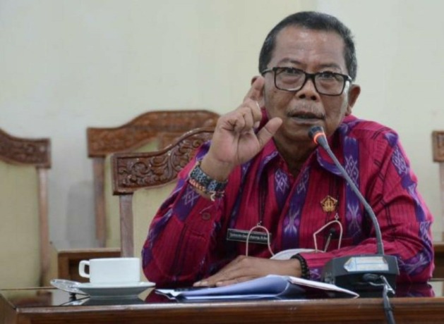 SANKSI TEGAS: Sekretaris Fraksi PDIP DPRD Bali, Tjokorda Gde Agung menyatakan segera jatuhkan sanksi buat dua anggotanya Kadek Diana dan Dwi Yustiawati
