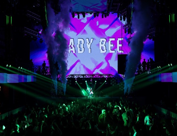 DJ Lady Bee saat tampil menghibur ribuan penggemarnya di W Atlas Superclub belum lama ini. (ist)