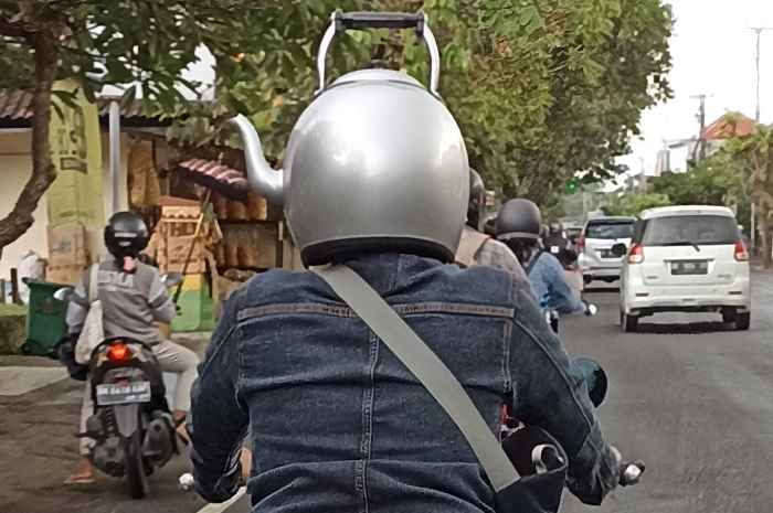 HELM CERET : Kreasi  helm model ceret yang terkesan aneh. (FOTO :ADRIAN SUWANTO/RADAR BALI)