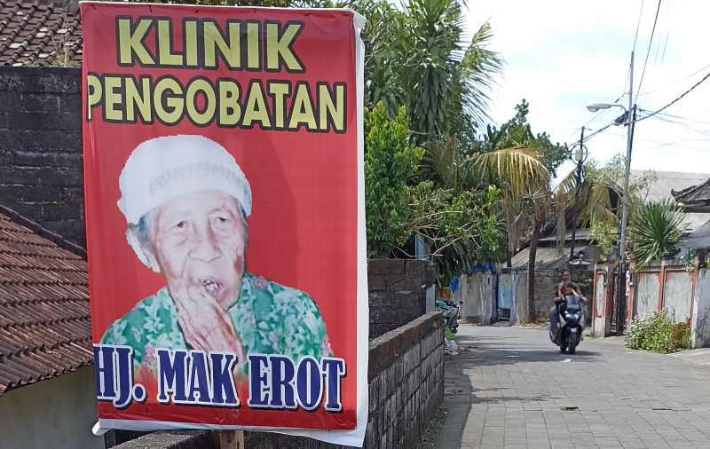 MEMANCING PERHATIAN : Panduk pengobatan alternatif ini masih mencatut kebesaran nama mendiang Mak Erot. (FOTO :ADRIAN SUWANTO/RADAR BALI)