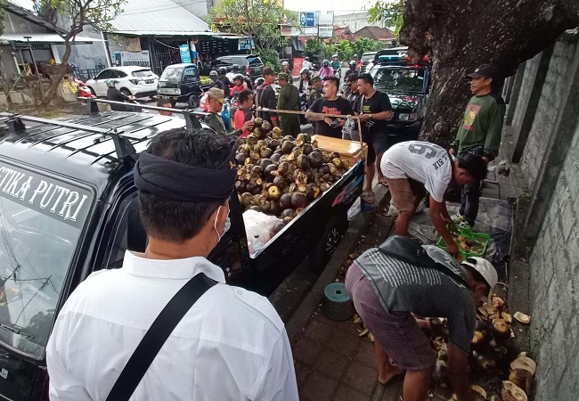 Petugas menertibka para pedagang yang nekat berjualan di trotoar Jalan Sesetan,  Denpasar. (Foto: Adrian Suwanto/Radar Bali)