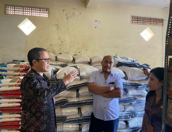 Pemerintah memantau harga beras di salah satu distributor sembako. (EKA PRASETYA/RADAR BALI)