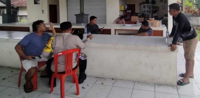 ROLLING DOOR DIRUSAK : Kantor dan toko Bumdes yang dibobol maling .(foto:istimewa)