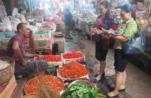 SEBAGIAN NAIK : Aktivitas pedagang pasar umum negara. (foto:istimewa)