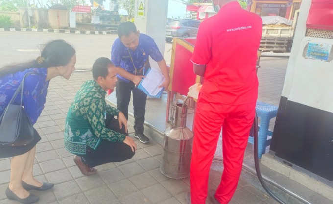 DICEK LANGSUNG : Pengecekan ukuran BBM yang dijual SPBU di jalur mudik. (FOTO DISKOPERINDAG JEMBRANA)
