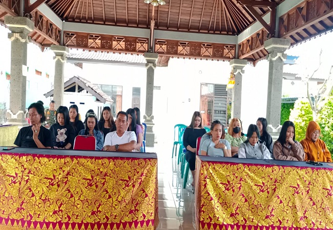 Pengelola dan pekerja kafe saat dikumpulkan di kantor lurah Gilimanuk. (FOTO KELURAHAN Gilimanuk)