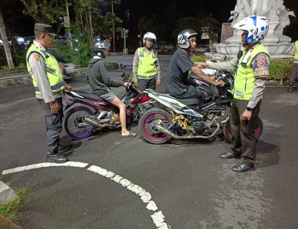 Dua motor menggunakan knalpot brong terjaring razia Satlantas Polres Jembrana. (FOTO SATLANTAS POLRES Jembrana)