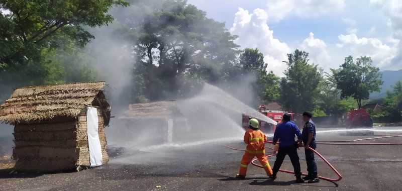 GELAR SIMULASI : Simulasi pemadaman api oleh mobil Damkar Jembrana yang baru.[m.basir/radar bali]